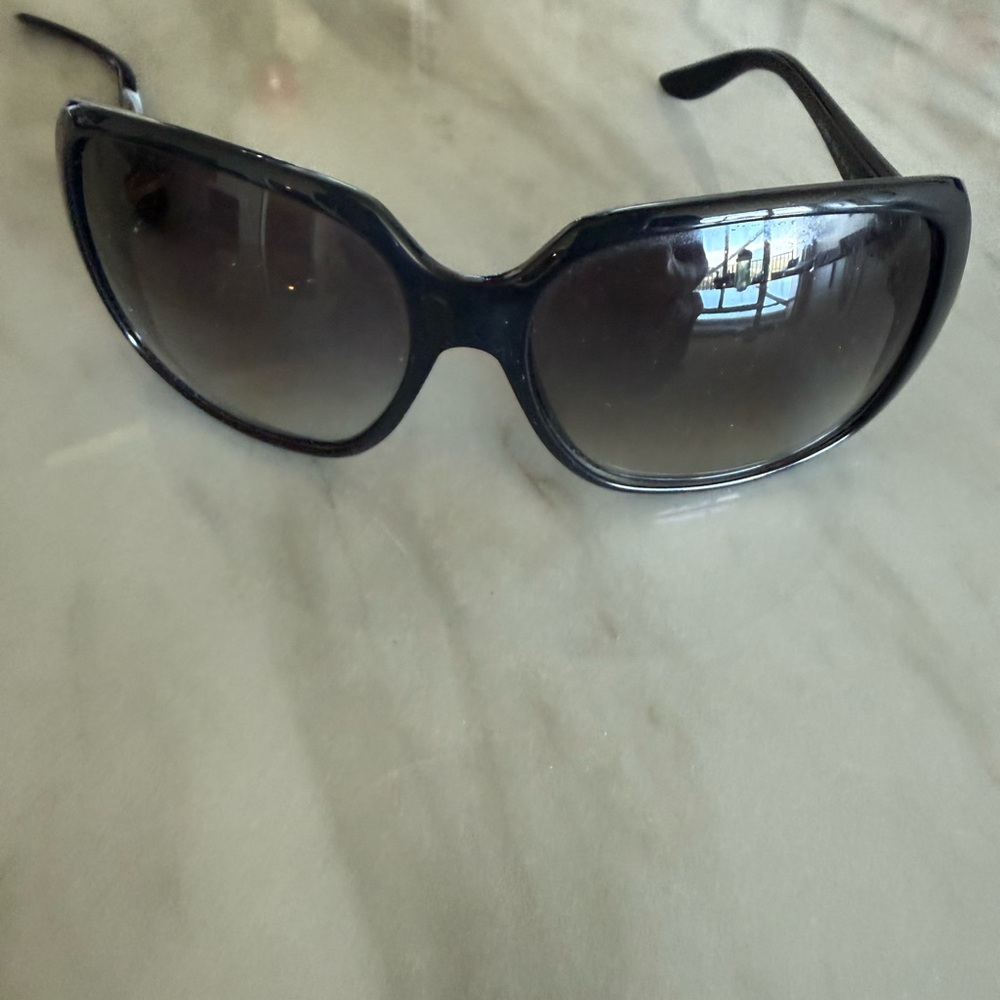 Gucci Black Women’s Sunglasses with Gold Accent - Picture 4 of 7